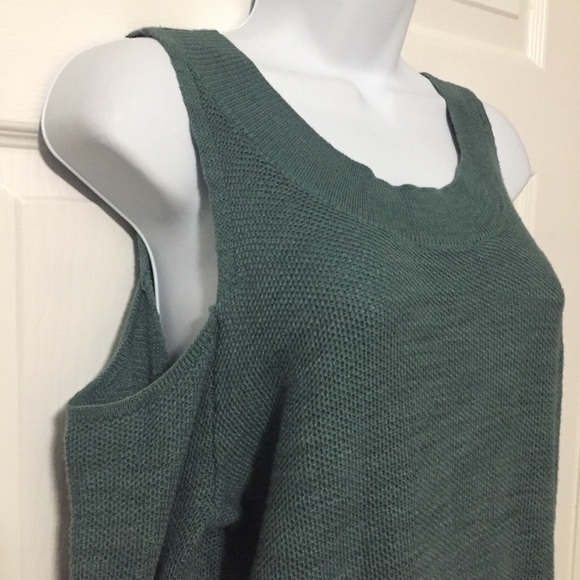 NWT Reversible cold shoulder top - Picture 5 of 8